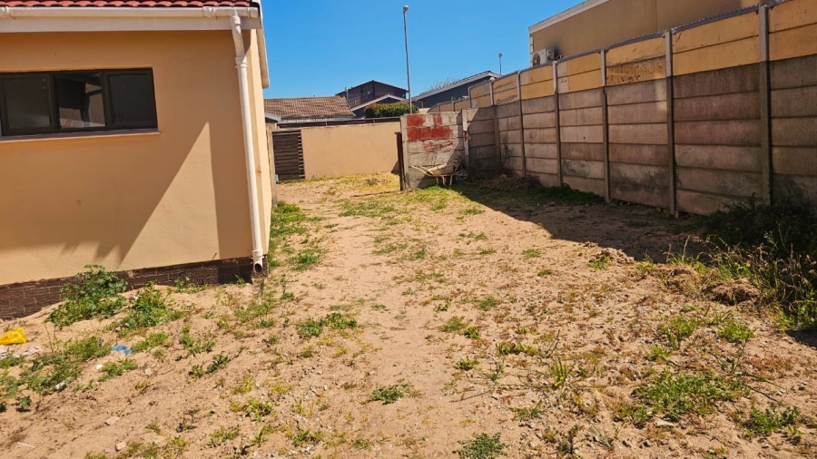 4 Bedroom Property for Sale in Louwville Western Cape